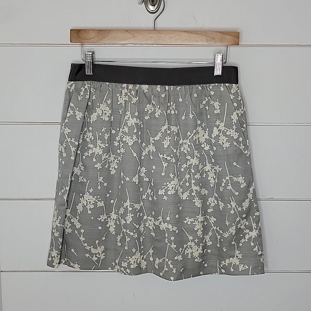 LOFT Ann Taylor size 4 grey with white floral mini silk/cotton skirt